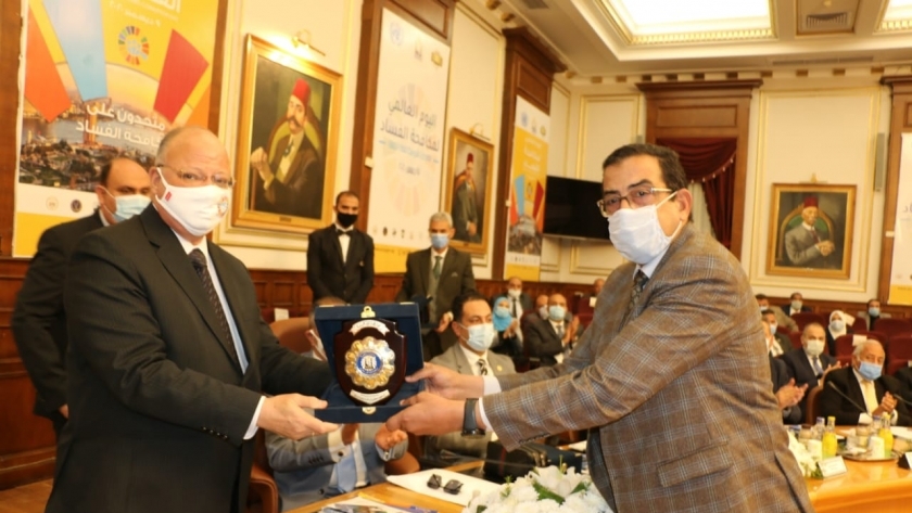 محافظ القاهرة يكرم المشرف العام على النظم وتكنولوجياالمعلومات