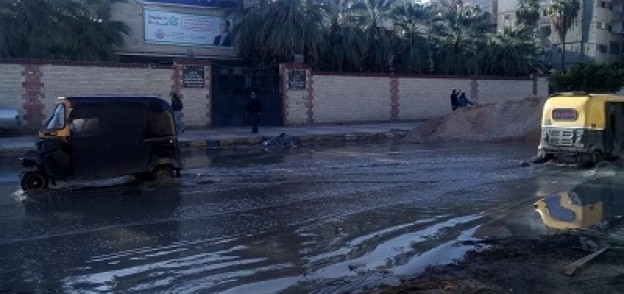 «برك مياه» أمام مستشفى أبوقير العام بالإسكندرية