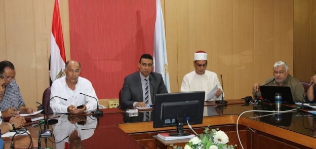 السكرتير العام المساعد لكفر الشيخ خلال تراسه احد الاجتماعات