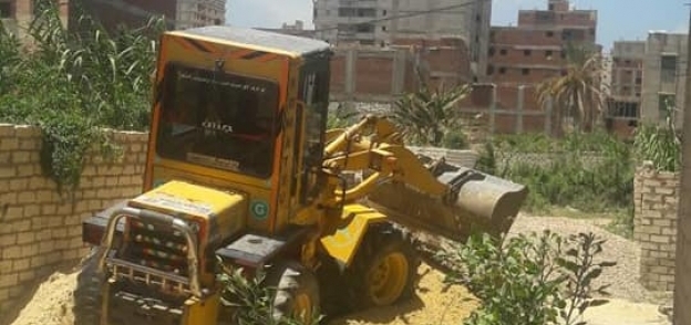 حملة لإزالة بناء مخالف بحي منتزه ثان بالإسكندرية