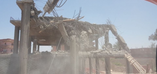 بالصور| إزالة عدد من المباني المخالفة في حملة بقرية العزب بالفيوم
