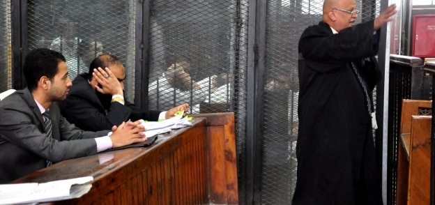 بالصور|دفاع "داعش ليبيا" يطلب إدخال "طائرة لعبة" للمحكمة.. والقاضي: ماينفعش