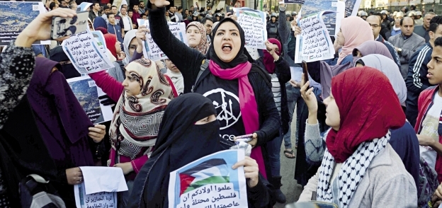 فتيات ونساء مصريات ينددن بقرار «ترامب» فى الأزهر
