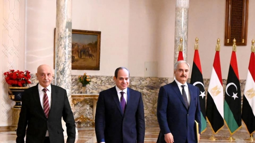 الرئيس السيسي يتوسط خليفة حفتر وعقيلة صالح