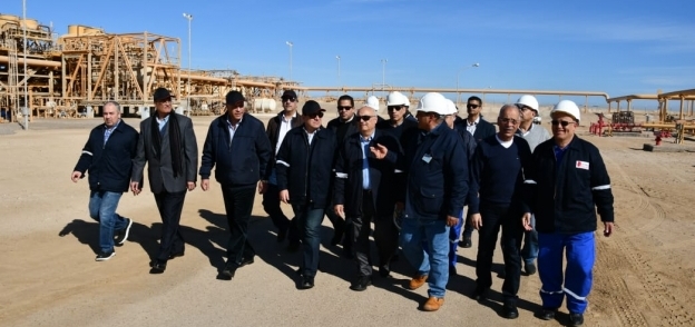 وزير البترول خلال تفقده حقول انتاج سوكو بخليج السويس