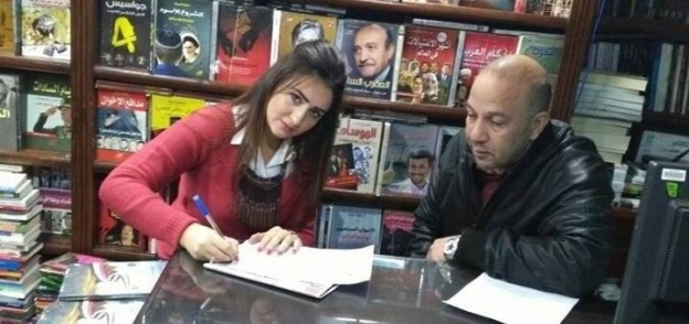 الباحثة شيماء ابو عميرة خلال توقيع كتابها الجديد