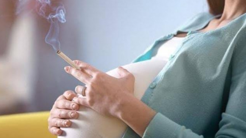 أحدى السيدات الحوامل المدخنات- صورة أرشيفية