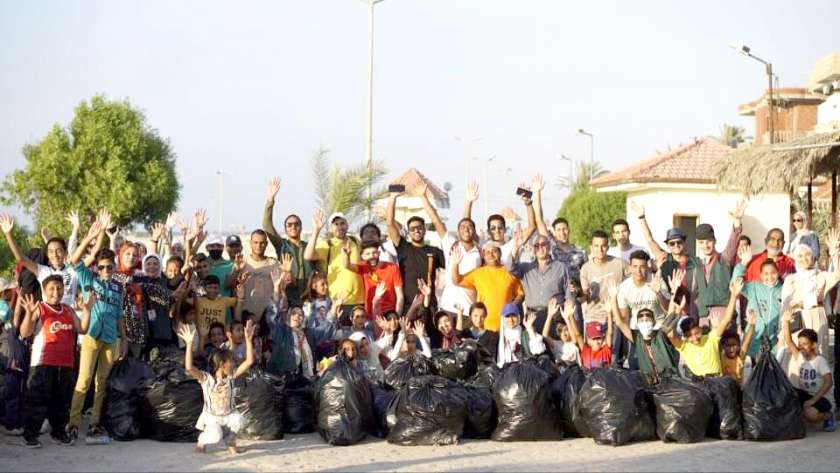 «هند» تشارك المتطوعين بتوعية رواد الشواطئ بمخاطر البلاستيك