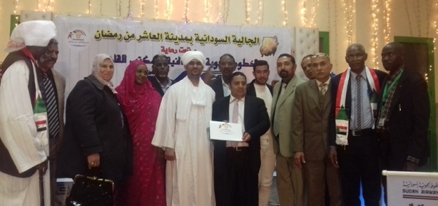 بالصور| نائب قنصل السفارة السودانية يكرم أمين عام منظمة الحريات