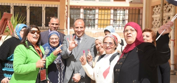محافظ الإسكندرية مع سيدات رشدي