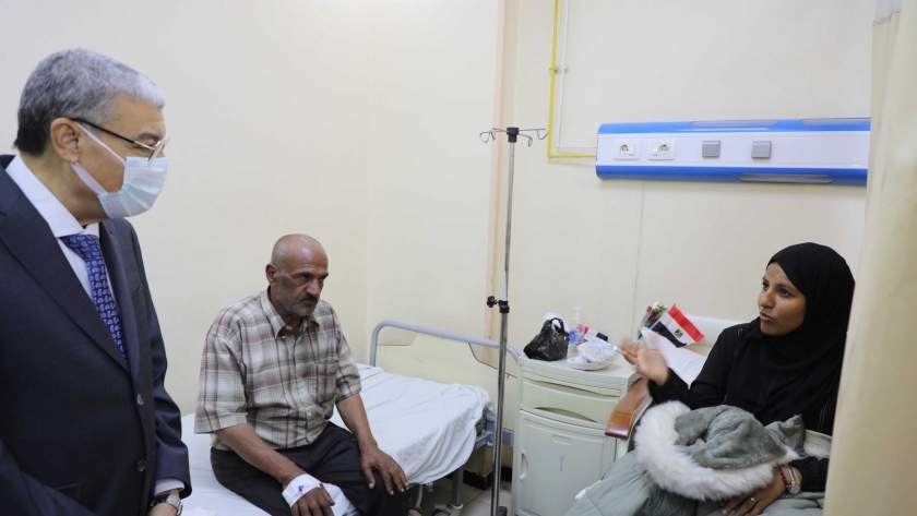 محافظ المنيا اللواء أسامة القاضي أثناء زيارته لمصابي غزة