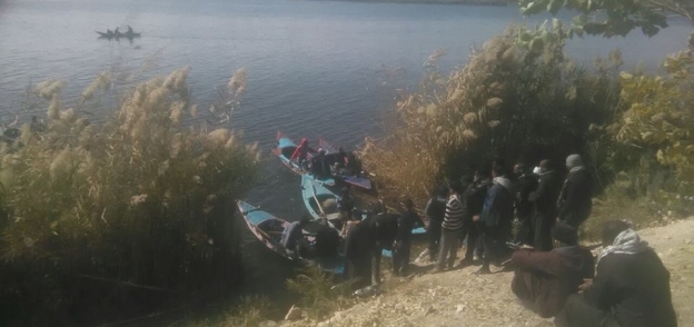 بالصور| الحماية المدنية والصيادين يبحثون عن جثة ربة منزل ونجلها غرقا بنهر النيل بقنا