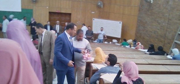 رئيس جامعة دمنهور يوزع الشيكولاته على الطلاب أثناء الامتحانات
