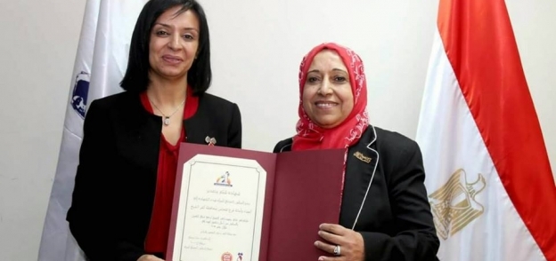 الدكتورة هدى الطنبارى ، مقرر المجلس القومى للمراة فى كفر الشيخ خلال تكريمها من رئيس المجلس القومى للمراة