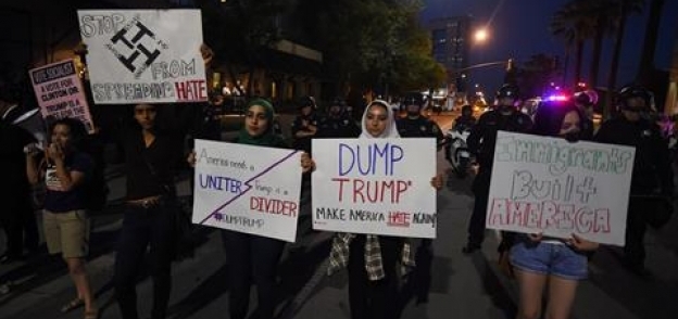 بالصور| اشتباكات بالأيدي بين معارضي ومناصري ترامب في كاليفورنيا