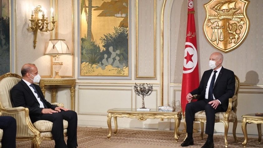 الرئيس التونسي قيس سعيد خلال لقائه نائب رئيس المجلس الرئاسي الليبي، عبد الله اللافي