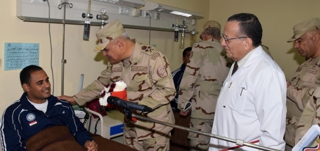بالصور| التفاصيل الكاملة لزيارة وزير الدفاع لمصابي الجيش بـ"سيناء 2018"