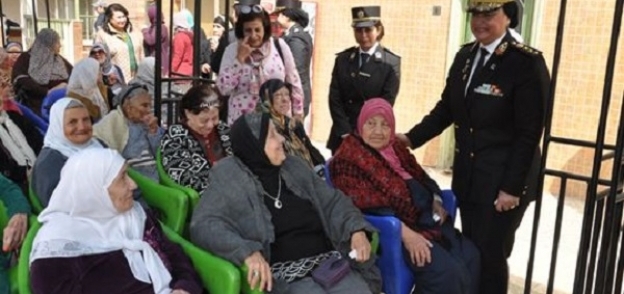 "أمن القاهرة" يزور دور رعاية المسنات بمناسبة يوم المرأة وعيد الأم