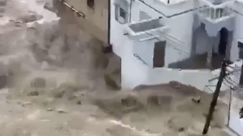 فيضانات وسيول تجتاح عمان