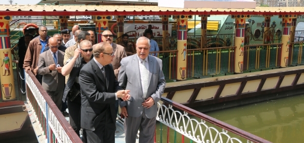 محافظ القاهرة يتفقد أوتوبيس النقل النهرى