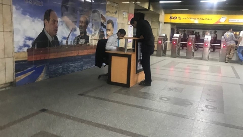 مواطنون يتوافدون على مكتب الشكوى في محطة المترو