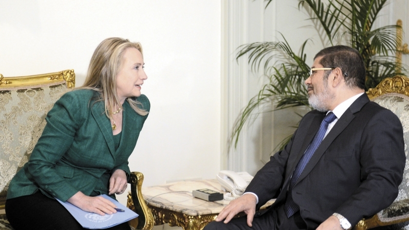 هيلاري كلينتون خلال لقاء سابق جمعها مع «مرسي»
