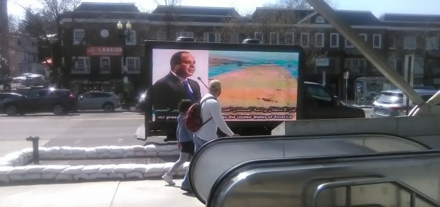 شاشات عملاقة تطوف أمام البيت الأبيض وشوارع واشنطن للترحيب بالسيسي