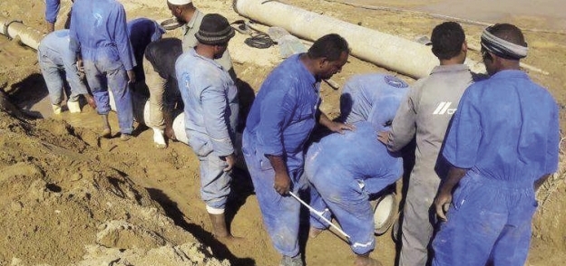 العمال خلال إصلاح خطوط المياه التالفة فى «رأس غارب»