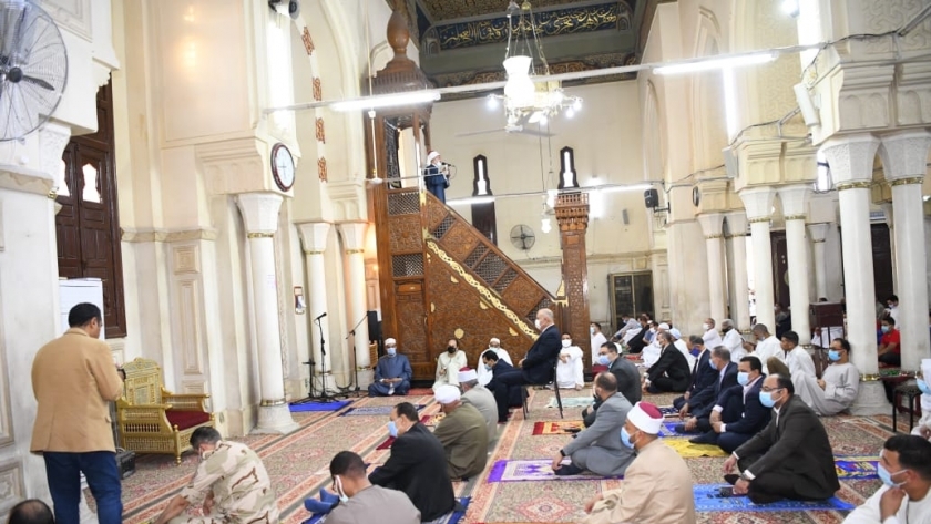 محافظ قنا يؤدي صلاة عيد الفطر المبارك بمسجد سيدي عبدالرحيم القنائي