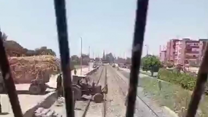 توقف قطار يأسوان بعد رؤيته جرار يحمل قصب على السكة الحديد
