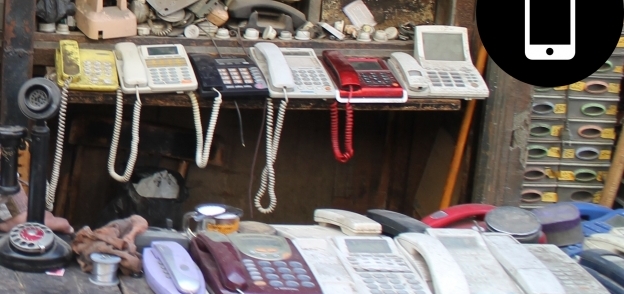 عدد تليفونات أرضية قديمة معروضة للبيع فى أحد الأسواق