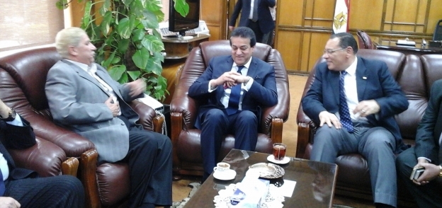وزير التعليم العالى خلال اجتماع مع محافظ بورسعيد