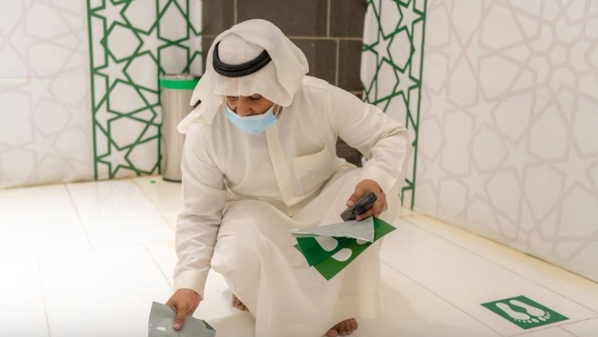 إزالة ملصقات التباعد بعد رفع الإجراءات الاحترازية السعودية