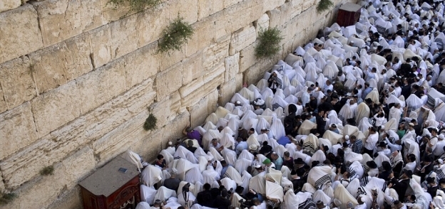 بالصور| اليهود يؤدون الصلوات عند "حائط البراق"
