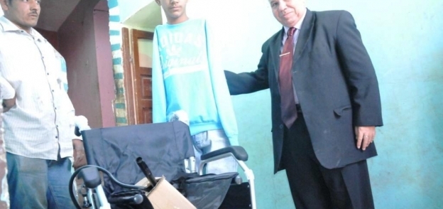 كرسي متحرك للطفل محمد الفولى استجابة لجريدة الوطن