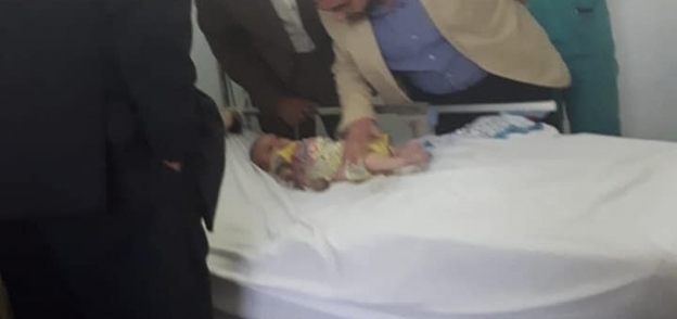 رئيس جامعة المنوفية يزور طفلة الإهمال الطبي ويطمئن على حالتها الصحية