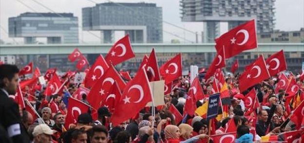 بالصور| بدء تجمع موال لأردوغان في ألمانيا