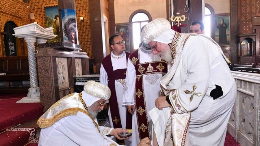 البابا تواضروس يغسل أقدام الأساقفة في خميس العهد