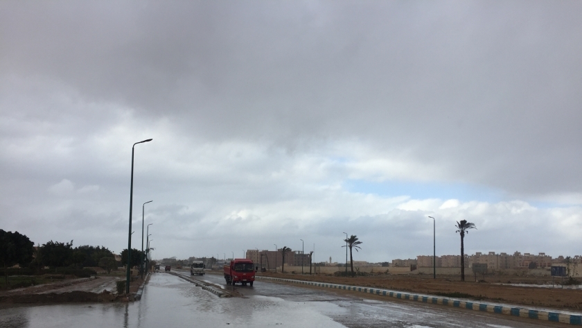 أمطار فى مطروح على الطريق المؤدى إلى الإسكندرية