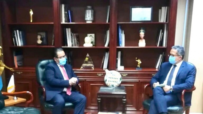 سفير كازاخستان بالقاهرة يودع وزير السياحة والآثار
