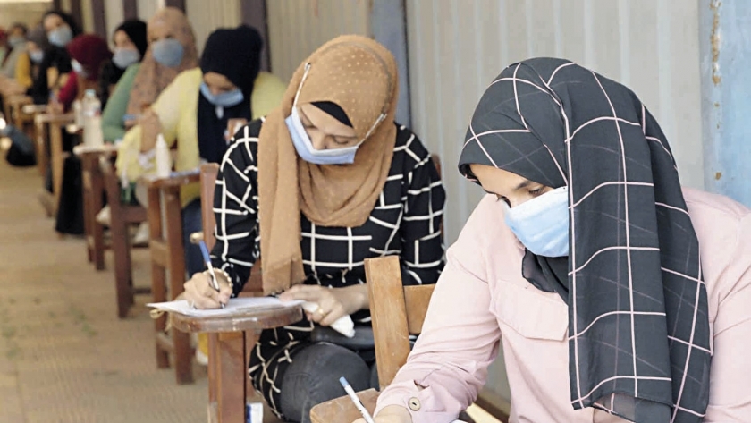 طالبات بالفرق النهائية بجامعة المنصورة أثناء أدائهن الامتحان