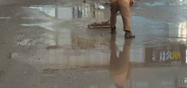 سحب مياه الأمطار بمدينة رأس البر