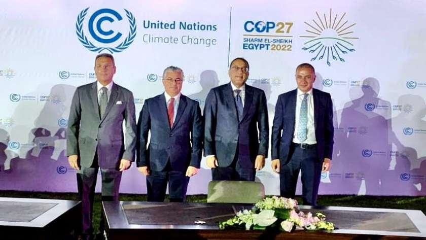 «مدبولي» ورئيس بنك مصر خلال توقيع بروتوكول إنشاء الأكاديمية على هامش «COP27»