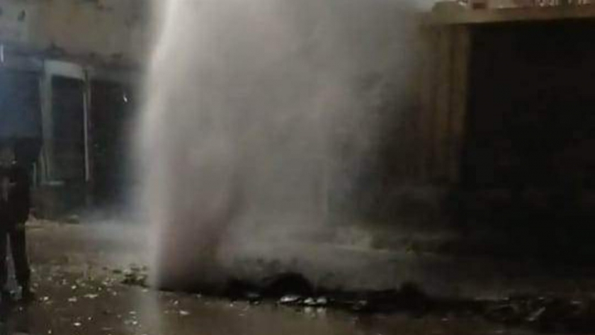 انفجار ماسورة مياه بحي العجمي في الإسكندرية