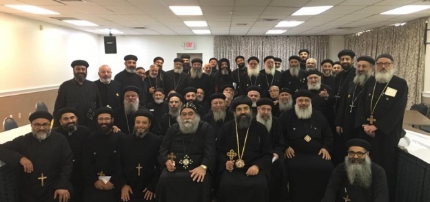 الأسقفان يتوسطان مجمع الكهنة