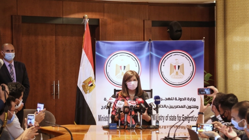 وزيرة الهجرة تتابع تصويت المصريين بالخارج في " الشيوخ"