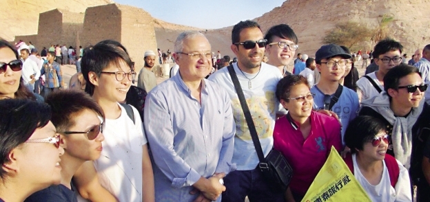 وزير السياحة مع عدد من السياح فى معبد «أبوسمبل»