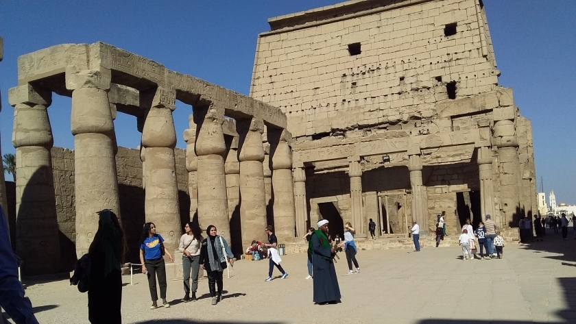 السياح في معبد الأقصر