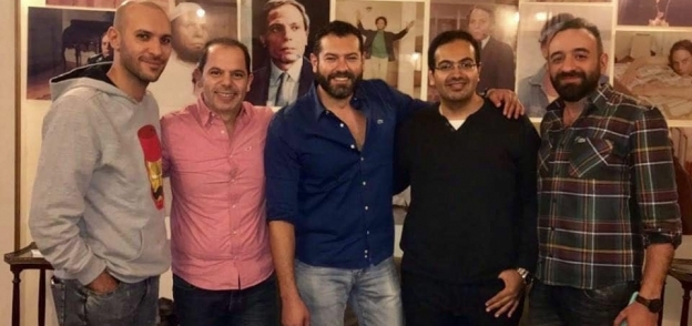 عمرو يوسف مع صناع مسلسله الجديد "طايع"