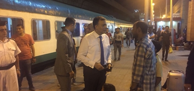 الدكتور هشام عرفات وزير النقل خلال جولة تفقدية لمحطات السكة الحديد صورة أرشيفية